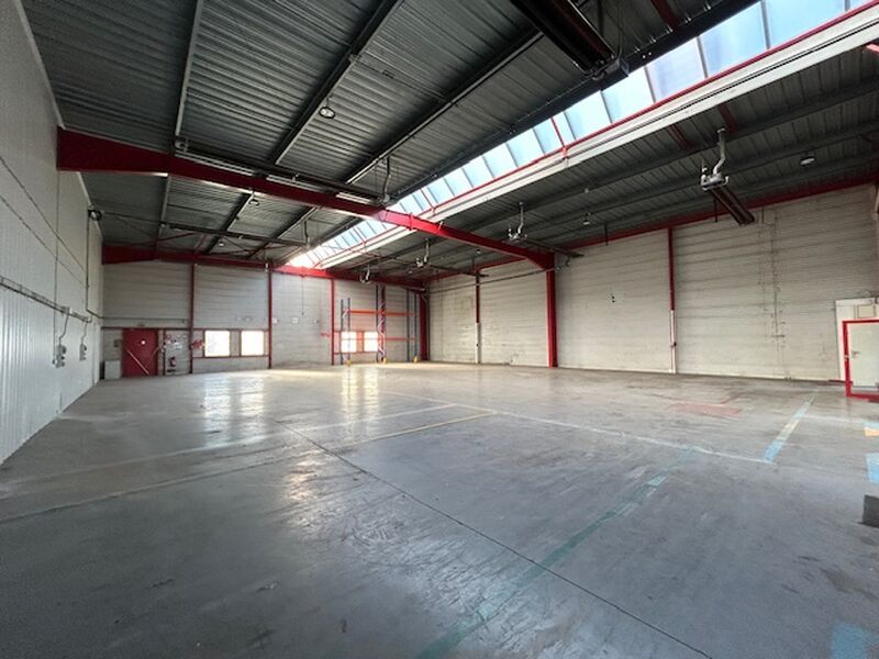 Idéalement situé dans la zone d'activités de Peti