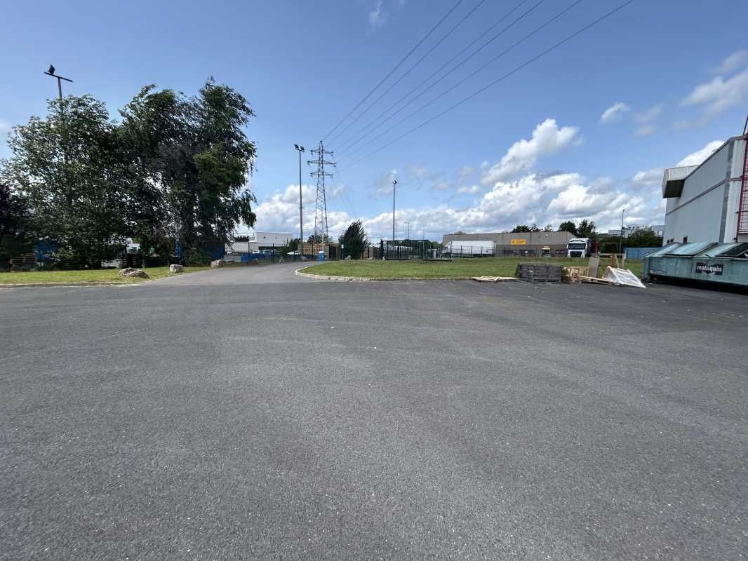 Idéalement situé dans la zone d'activités de Peti