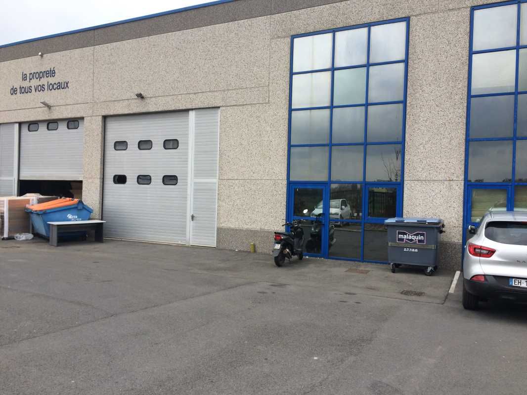 A VENDRE - entrepôt situé sur une des zones de ré