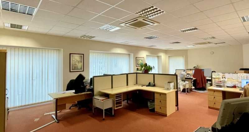 BUREAUX EN PIED D'IMMEUBLE - 400 m² ENVIRON - SEC