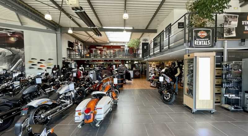 ENTREPÔT AVEC BUREAUX - 630 m² - ZONE INDUSTRIELL