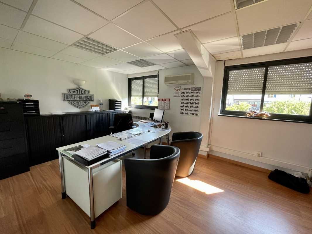 ENTREPÔT AVEC BUREAUX - 630 m² - ZONE INDUSTRIELL