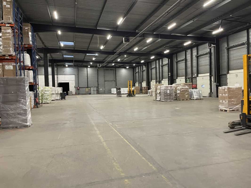 A louer, dans un immeuble plus vaste, une cellule