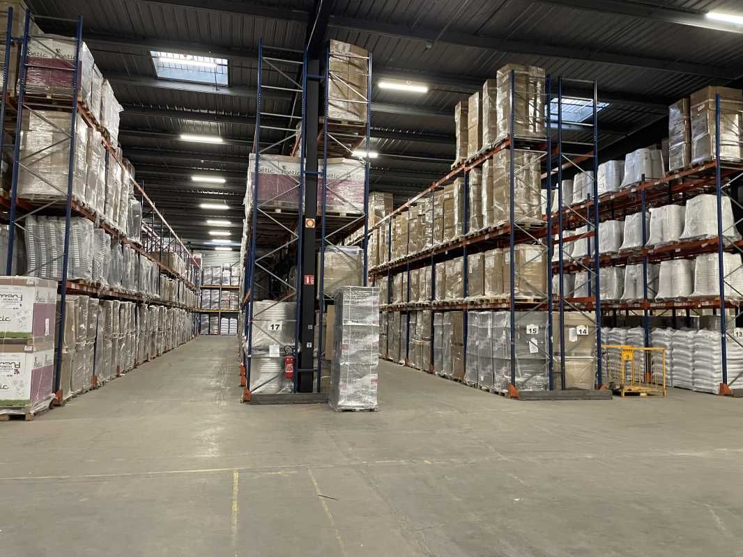 A louer, dans un immeuble plus vaste, une cellule