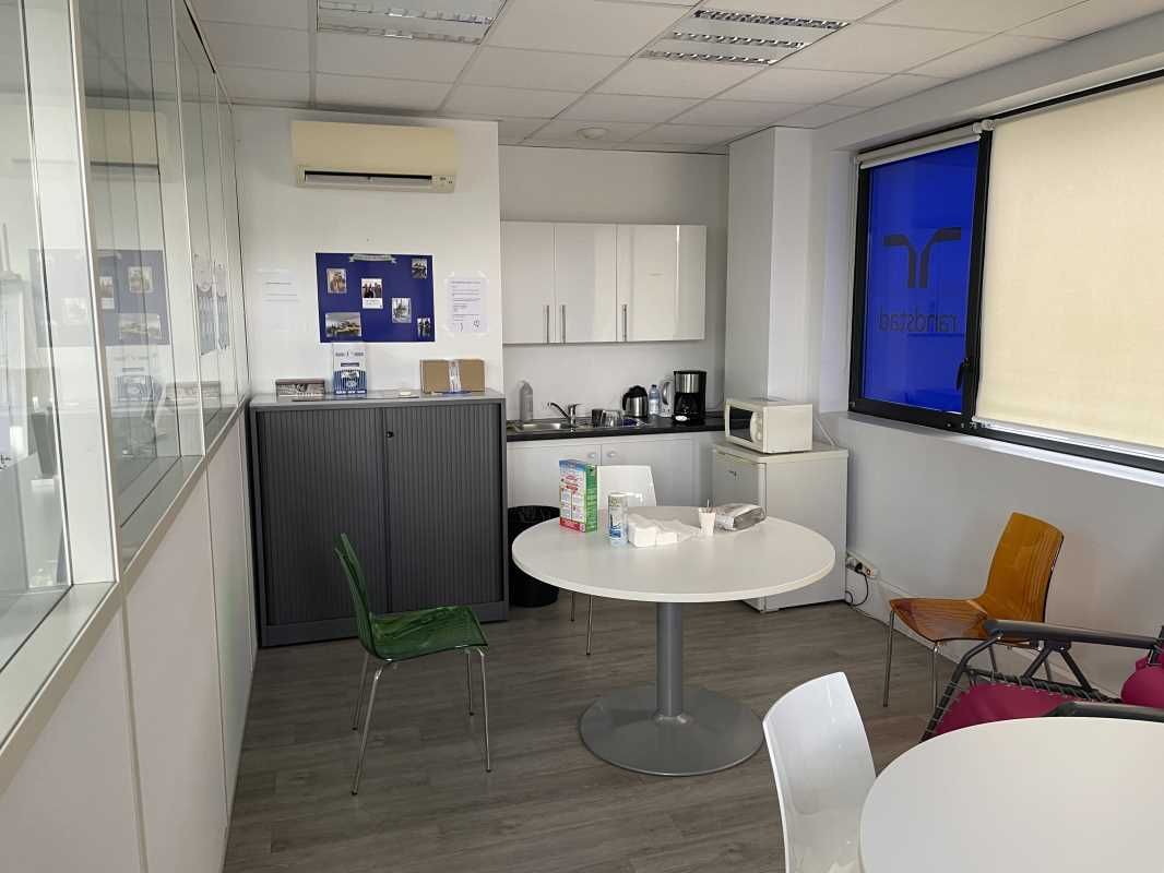 A louer, dans un immeuble plus vaste, une surface