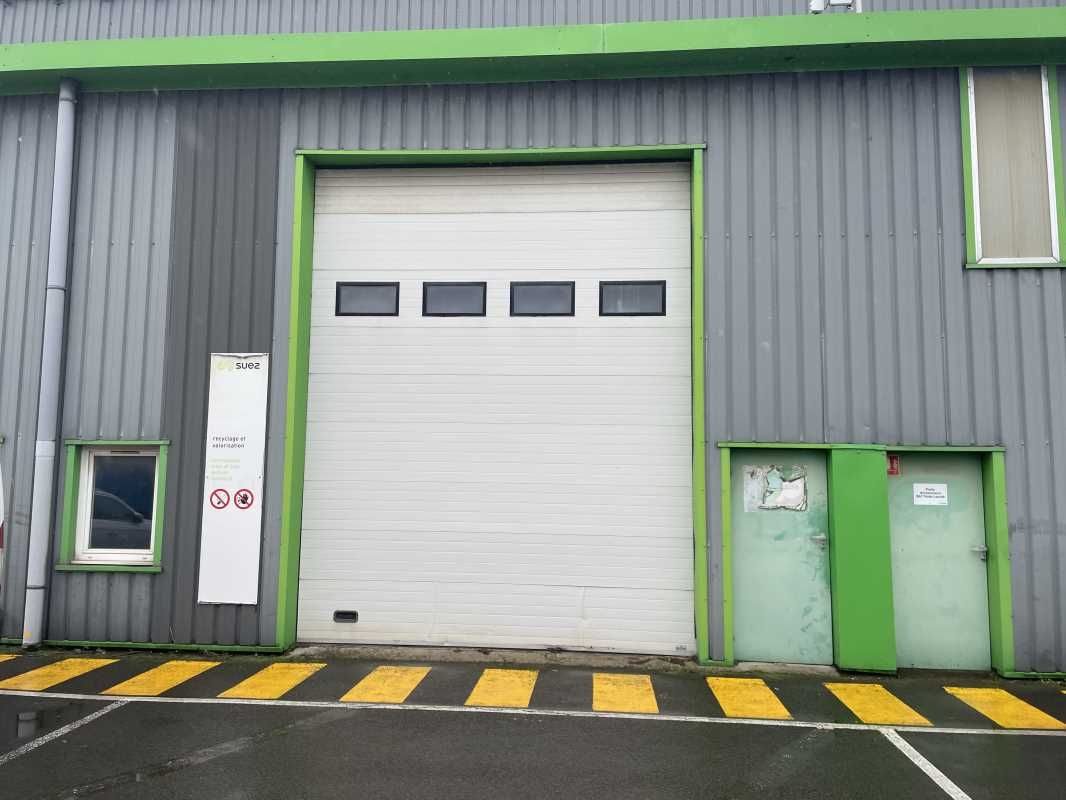 A louer, dans un parc d'activité privatif avec ac