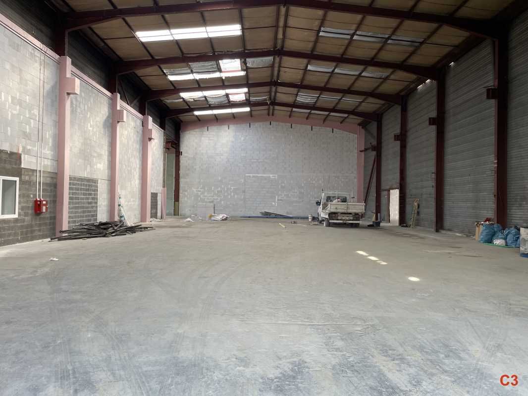 A LOUER plusieurs locaux d'activités et entrepôts
