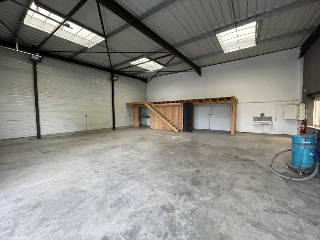 Locaux d'activité à louer dans une zone d'activit