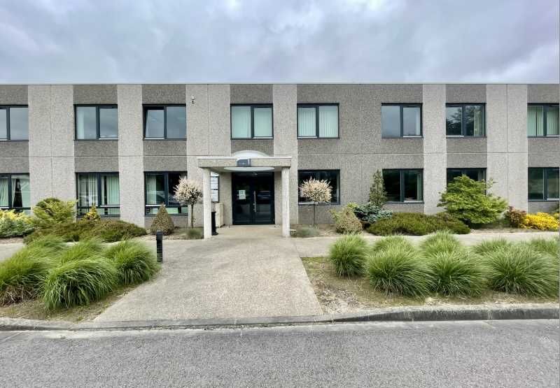 Emplacement stratégique au pied de l'A25 et à pro