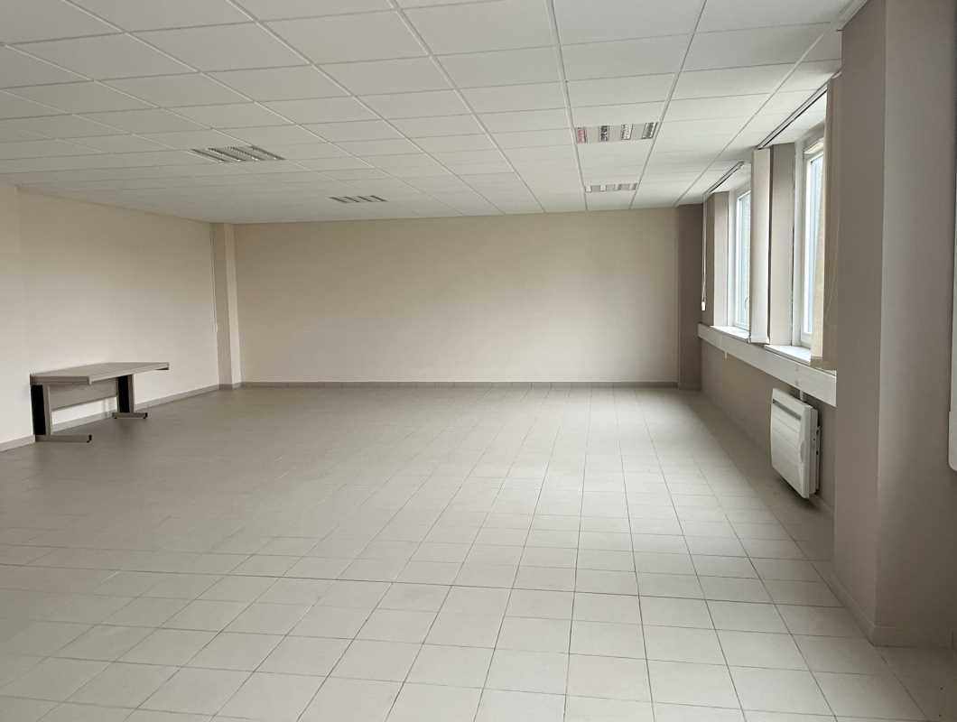 Emplacement stratégique au pied de l'A25 et à pro