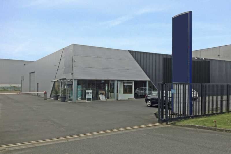 À LOUER - Entrepôt avec showroom & bureaux - Zone