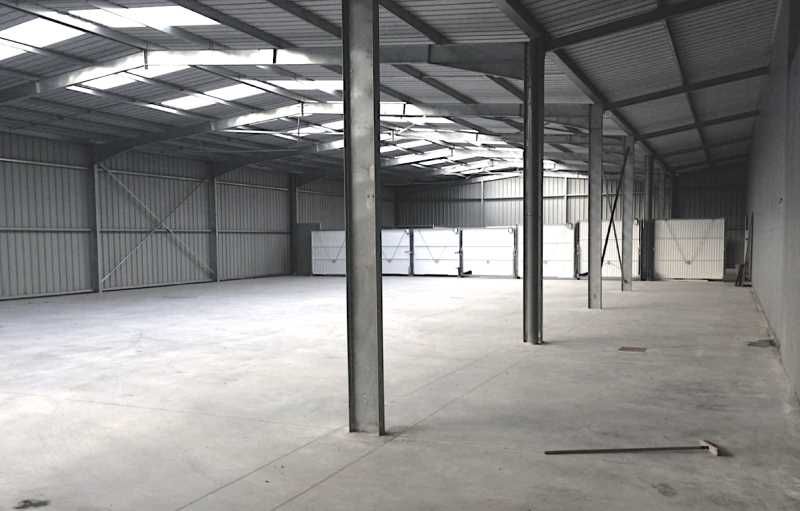 À LOUER - Entrepôt avec showroom & bureaux - Zone