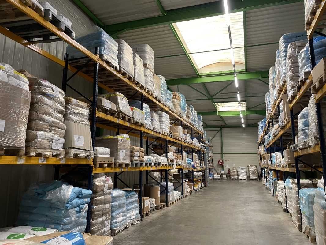 A louer ou à vendre,  entrepôt indépendant de 220