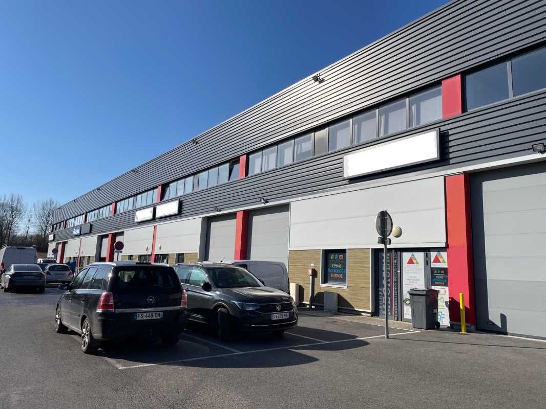 A LOUER entrepôts avec bureaux situées dans un vé