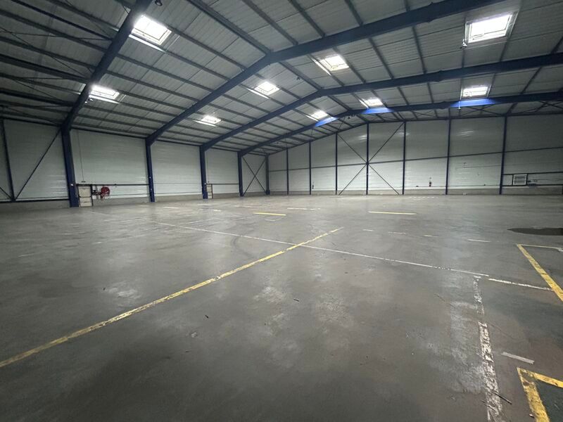 A vendre, sur la ZI Artoipole , un entrepôt de st