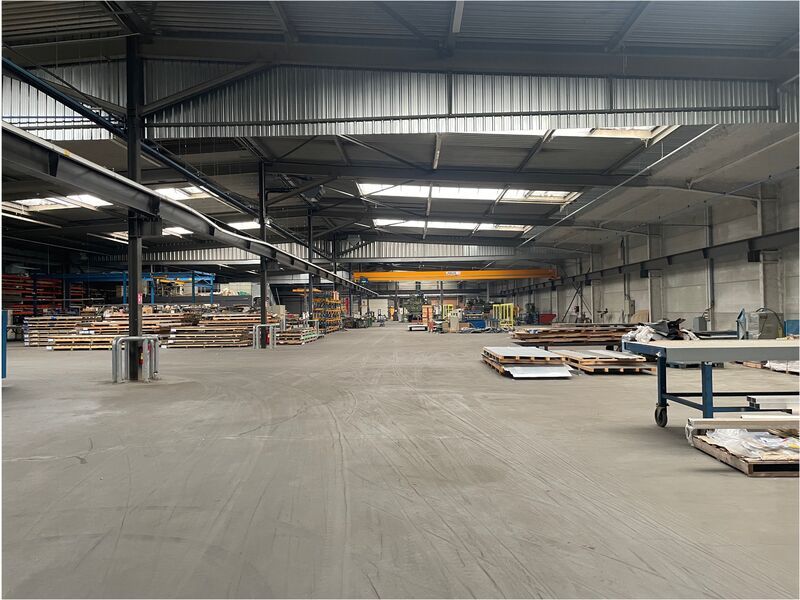 Découvrez un entrepôt industriel à louer offrant 