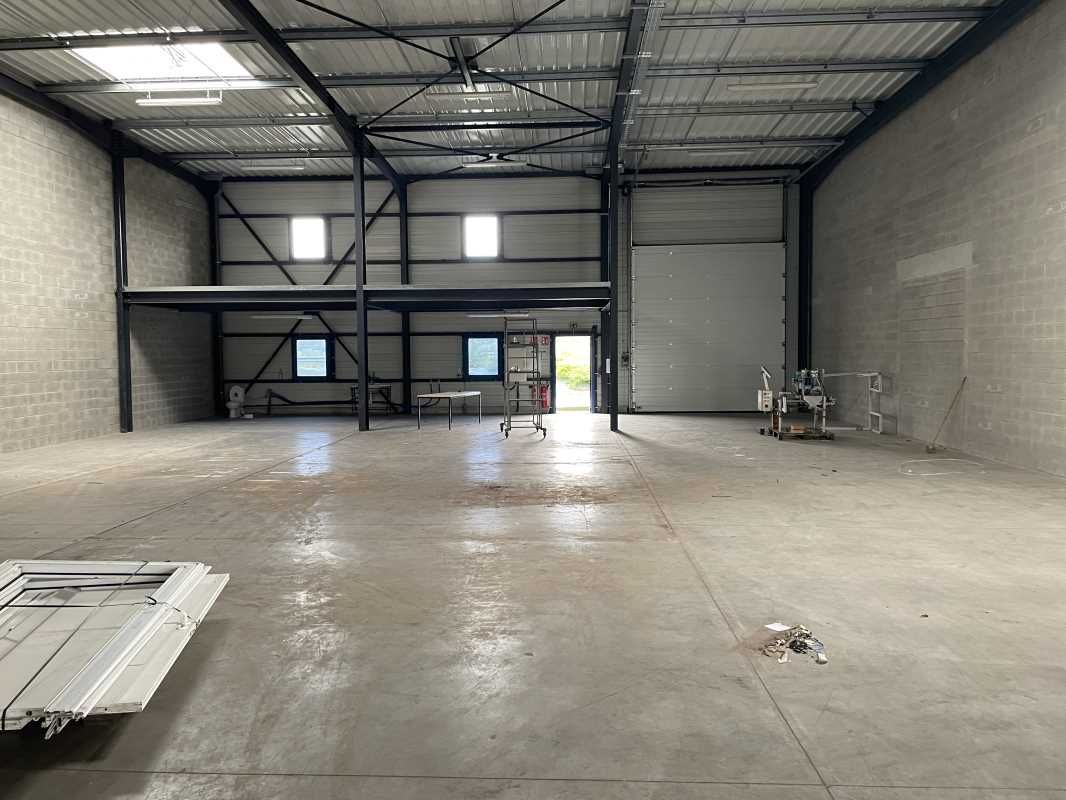 A louer , un entrepôt divisible idéalement situé