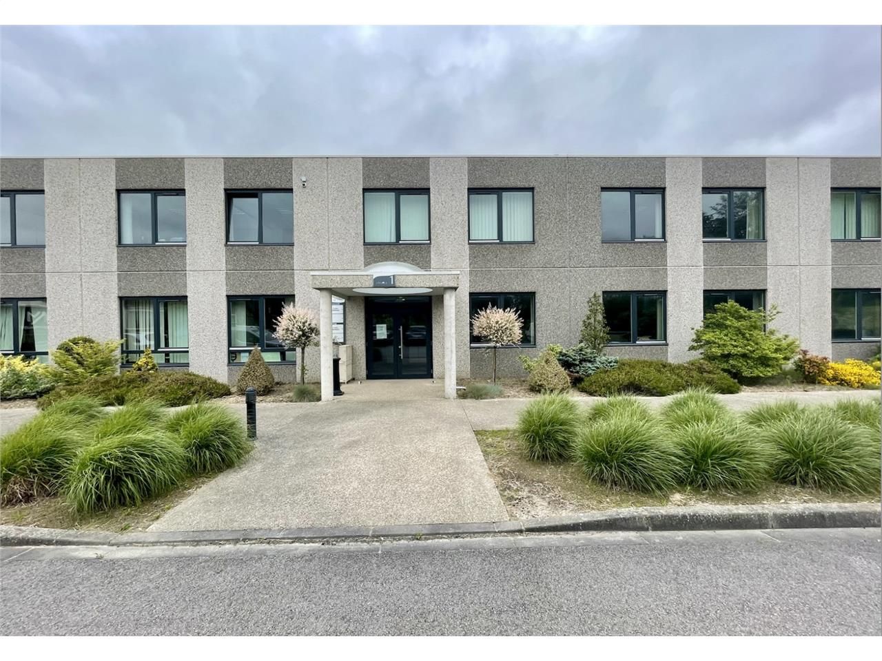 Emplacement stratégique au pied de l'A25 et à pro