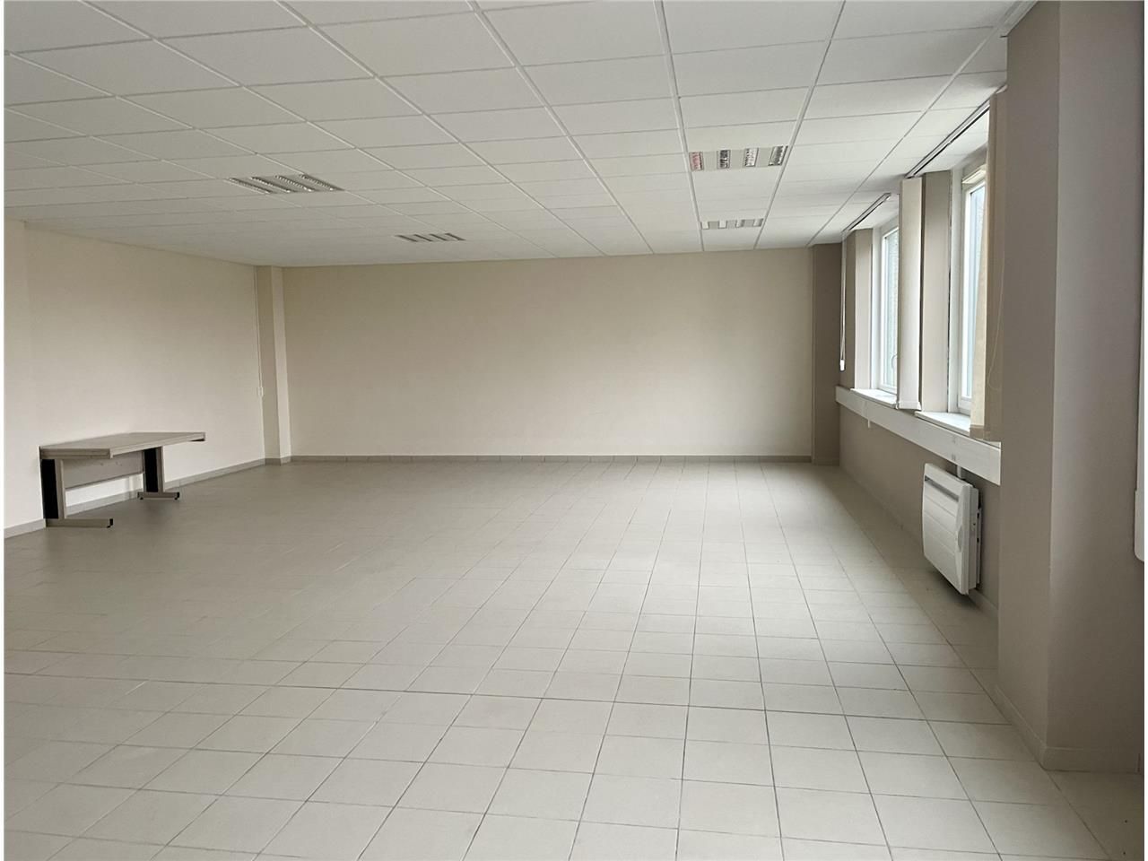 Emplacement stratégique au pied de l'A25 et à pro