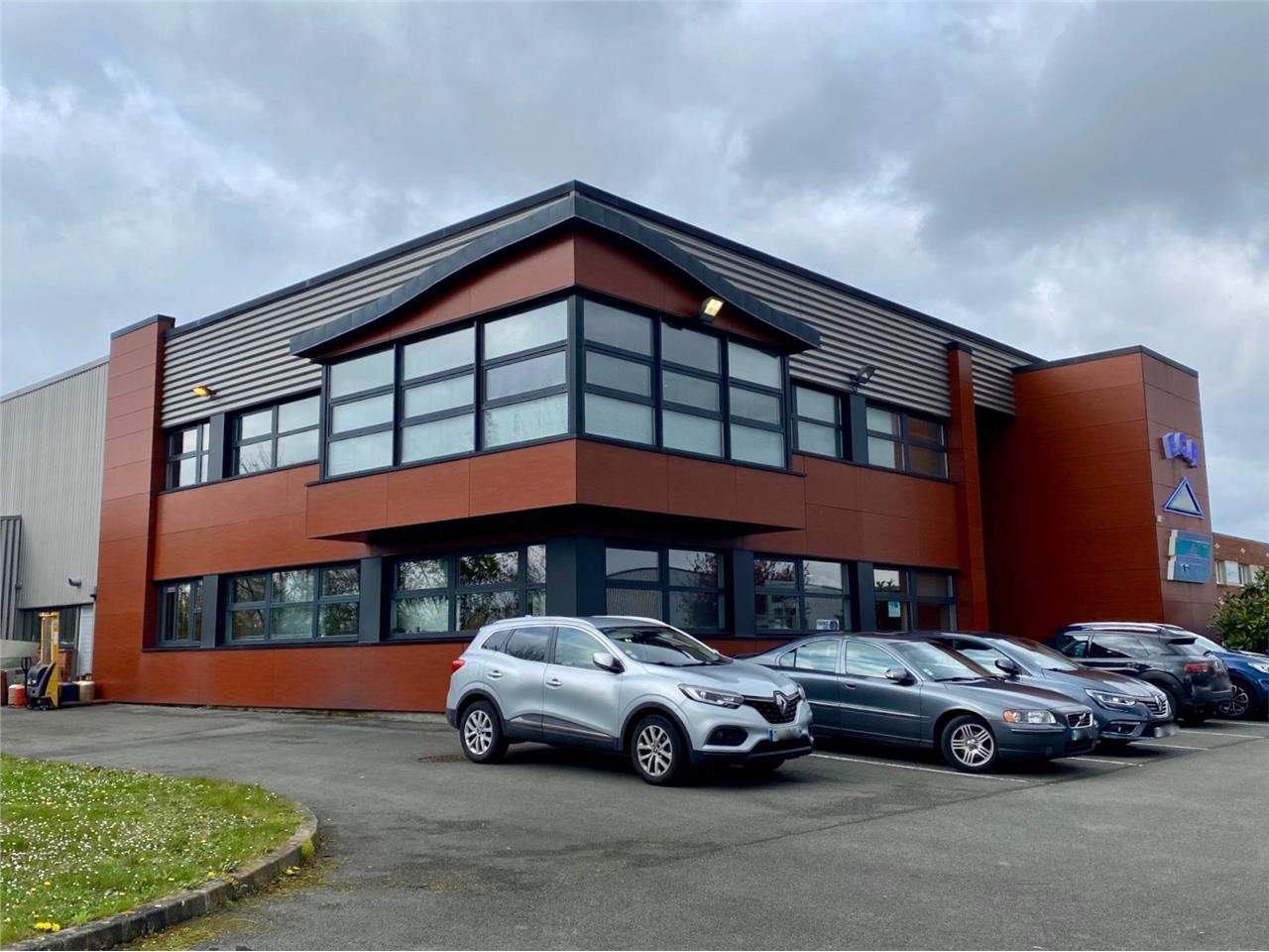 Nous vous proposons à la location, 255 m2 de bure