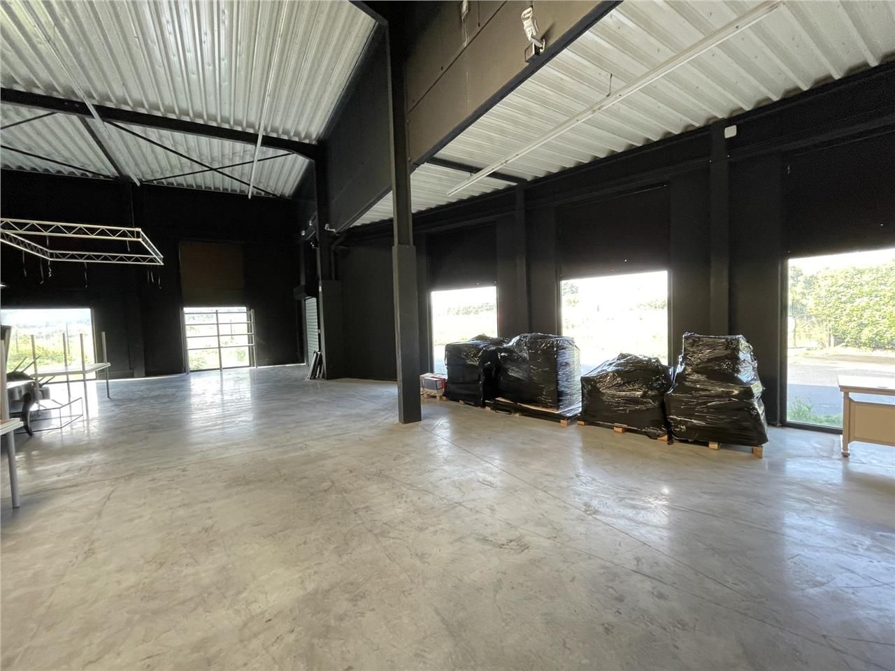 Situé sur les abords de l'autoroute A1,  avec vis