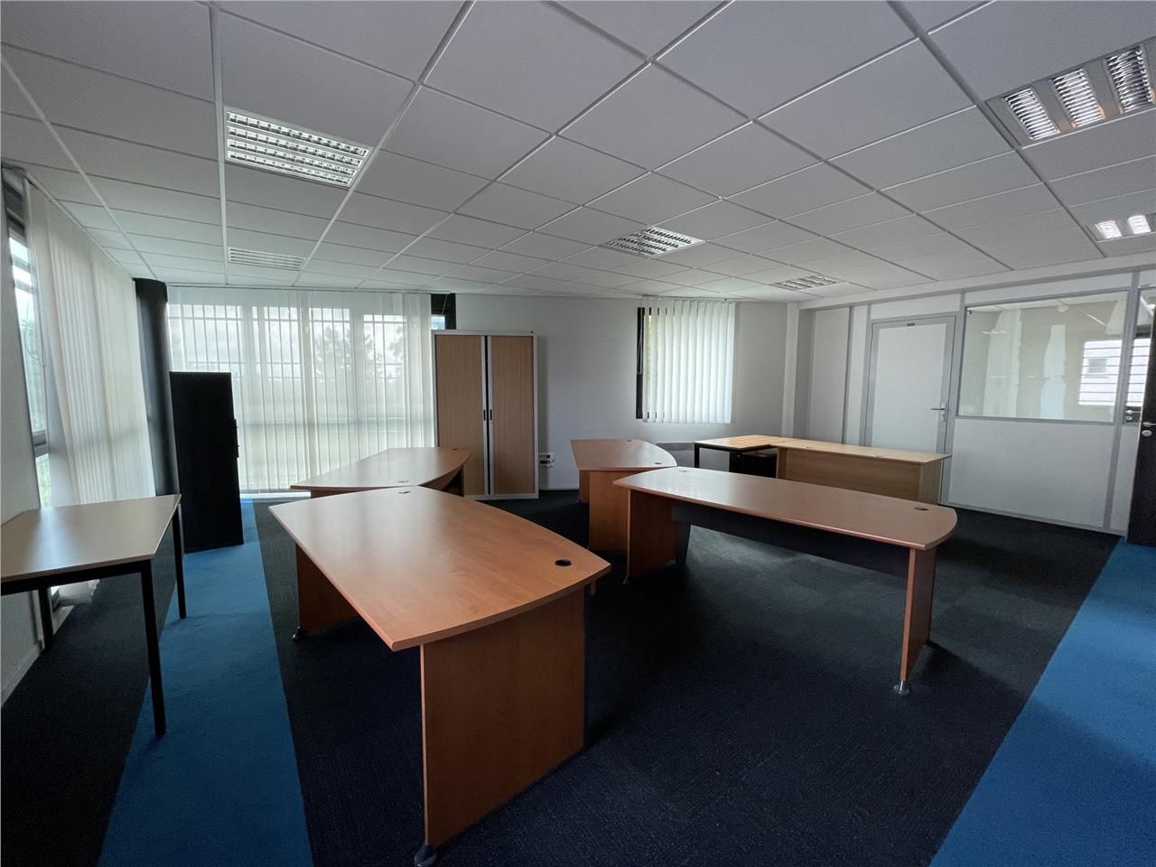 Situé sur les abords de l'autoroute A1, l'immeubl