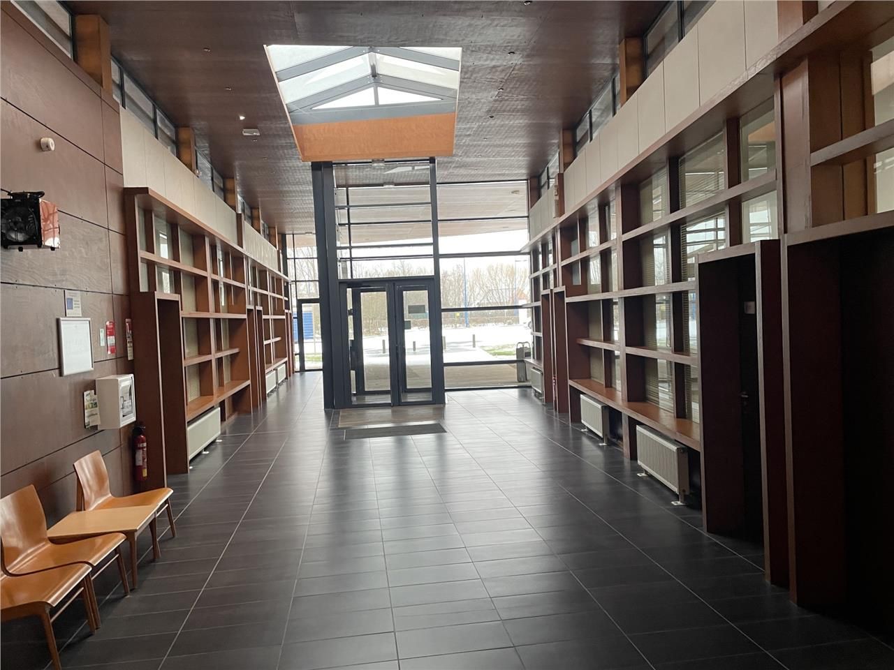 A louer, dans un immeuble plus vaste et récent, p