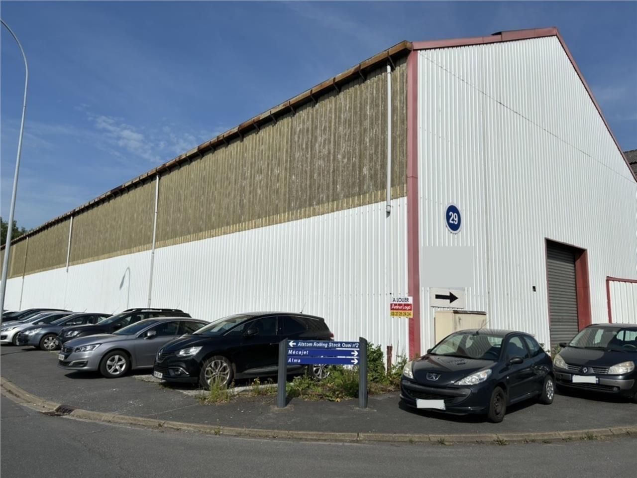 Cet entrepôt spacieux accessible et idéalement si