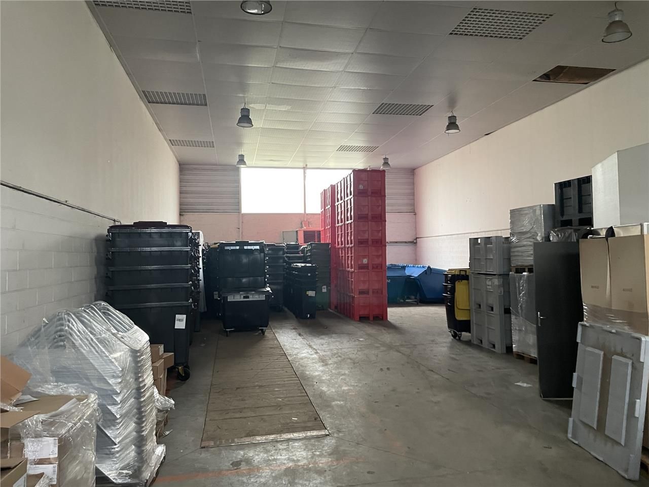 A louer, dans un parc d'activité privatif avec ac