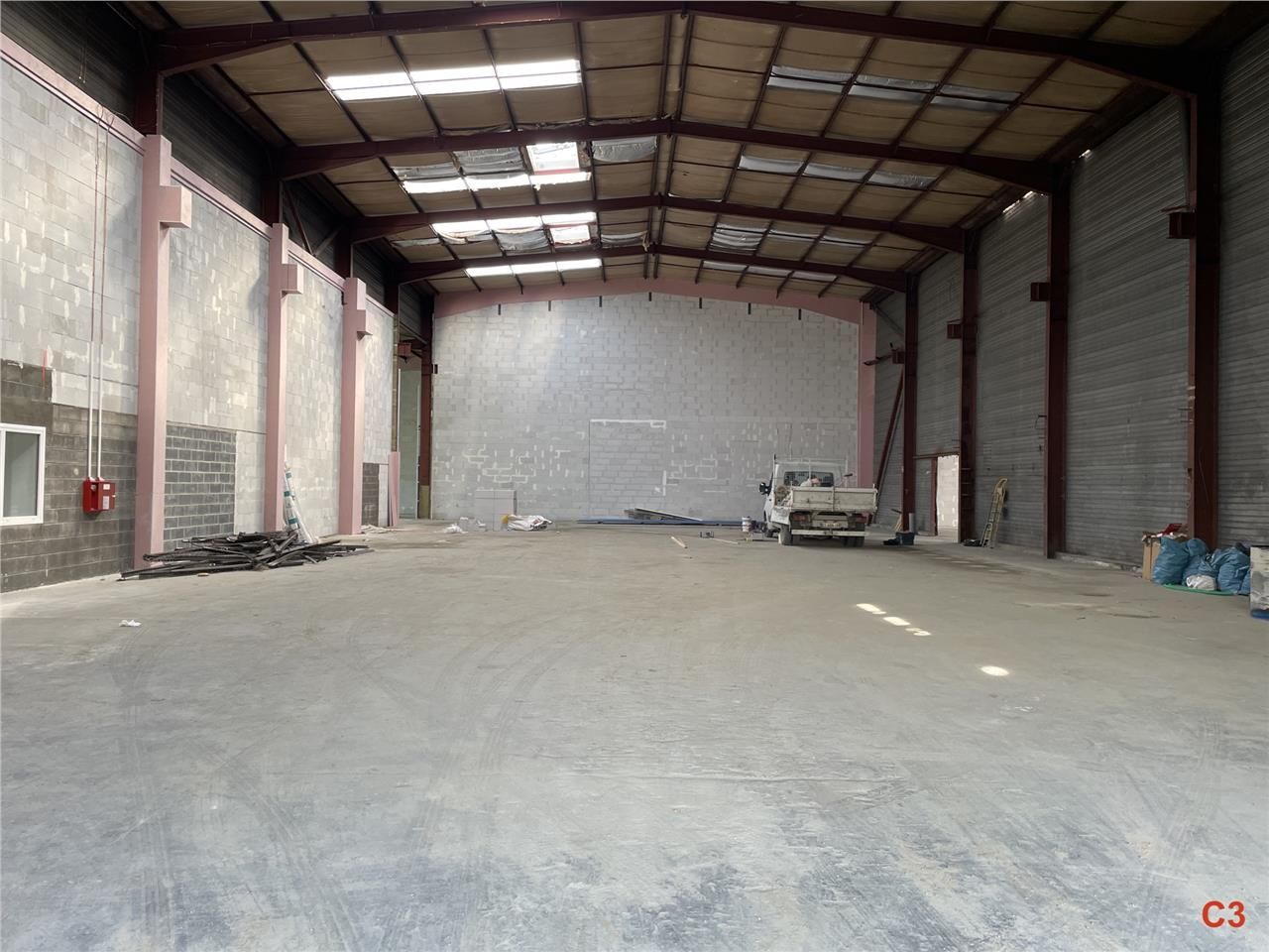 A LOUER plusieurs locaux d'activités et entrepôts