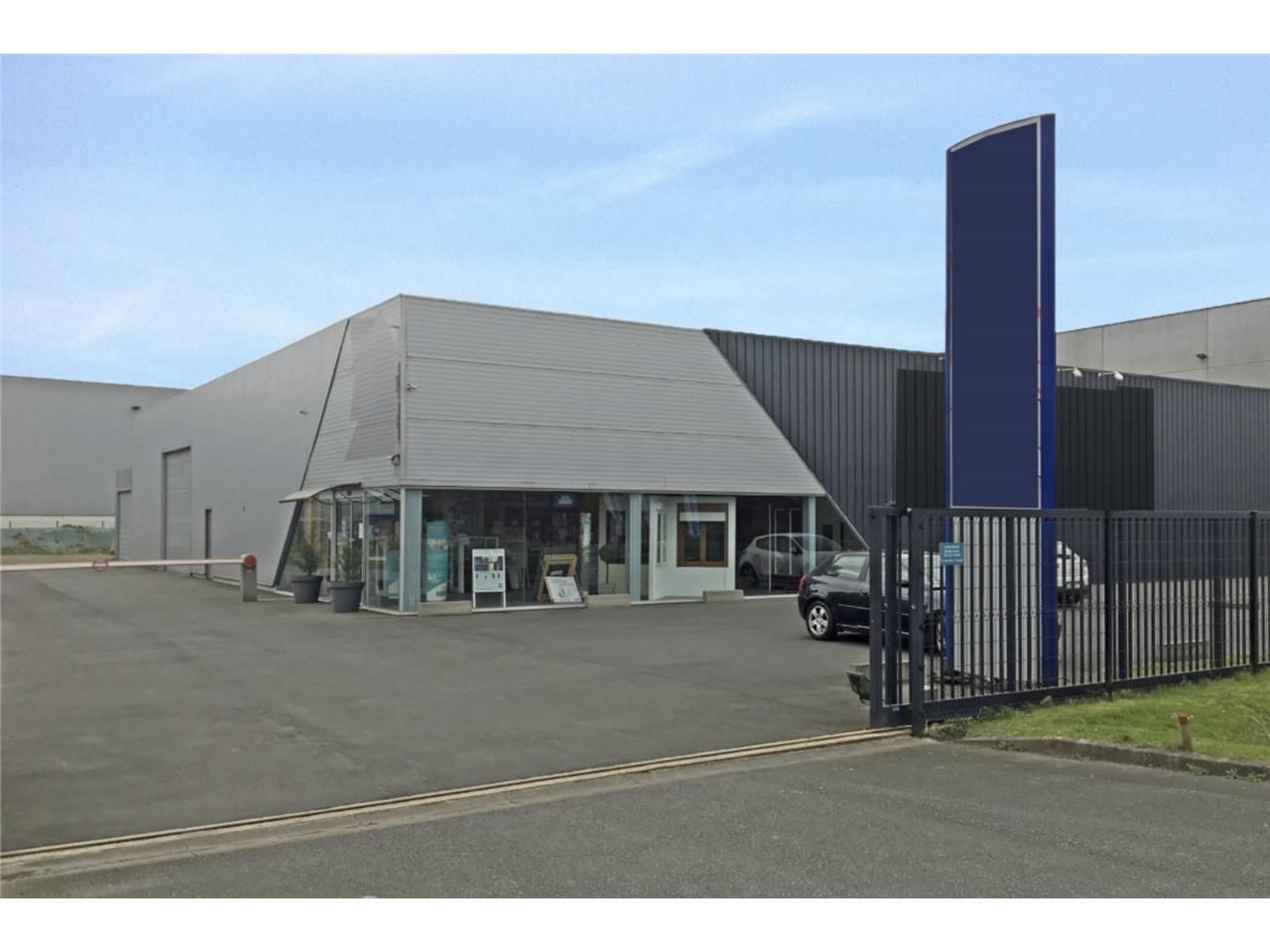 À LOUER - Entrepôt avec showroom & bureaux - Zone