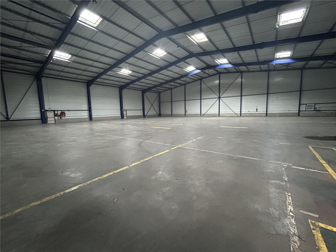 A vendre, sur la ZI Artoipole , un entrepôt de st