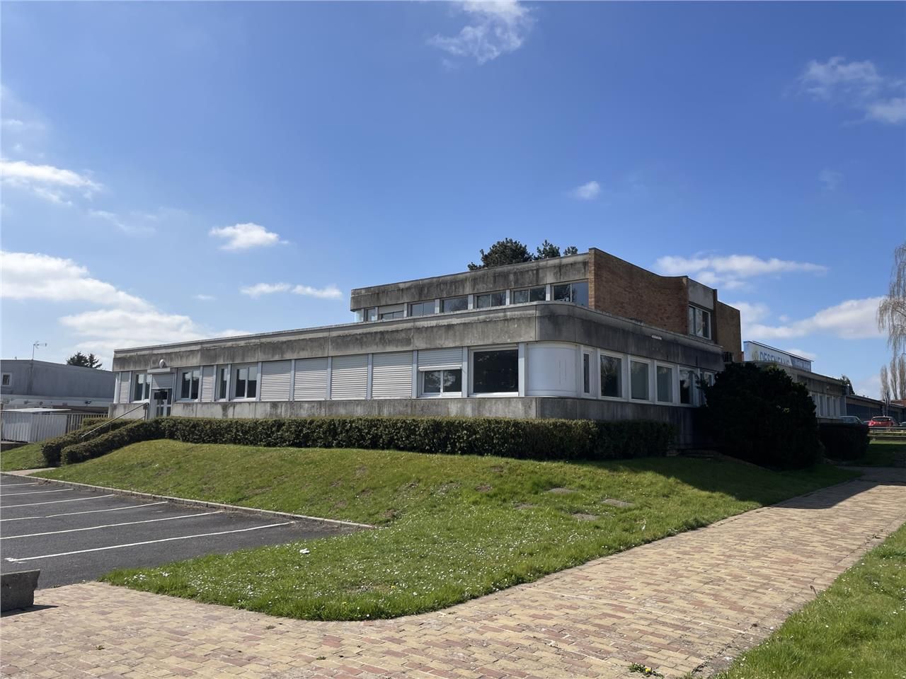 A VENDRE bâtiment tertiaire situé à CAMBRAI. Nous