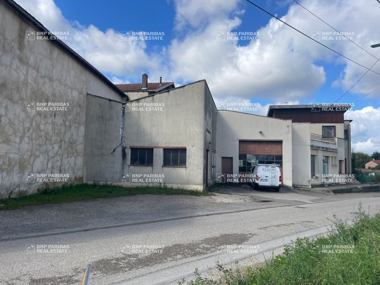420 m² pour ce activité en location à Miribel
