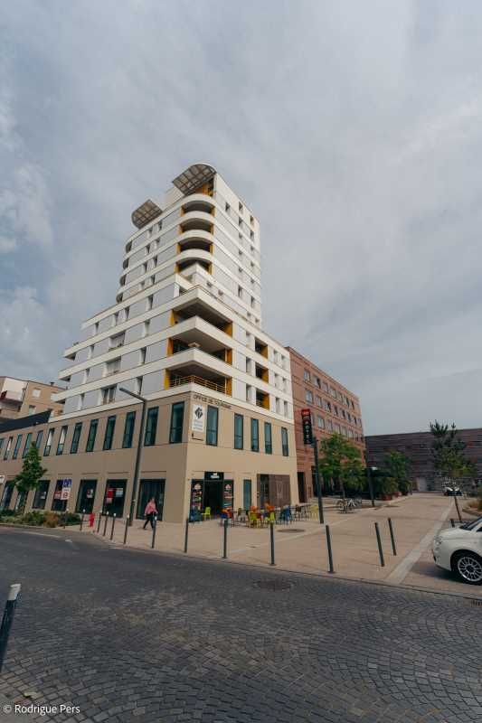 Locaux commerciaux à vendre à louer en pied d'imm