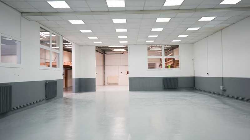 Local commercial/activité d'environ 490m² sur la 