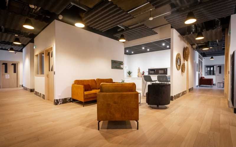 Situé au rez-de-chaussée d'un immeuble à usage mi