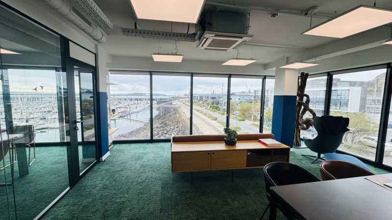 Bel immeuble face aux Quais, offrant un plateau d