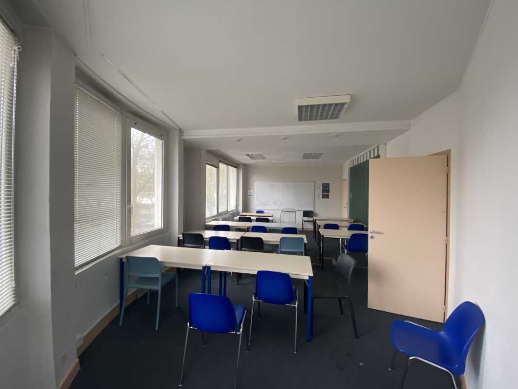 Dans un ensemble immobilier mixte, Arthur Loyd vo