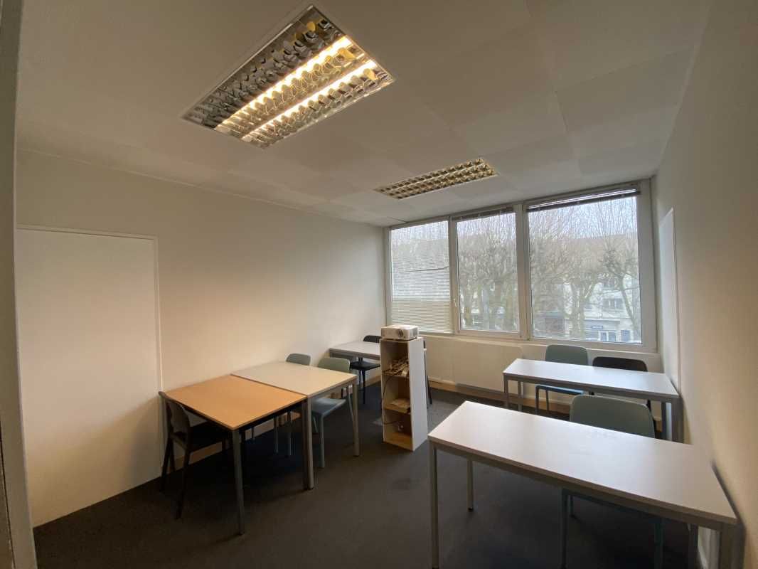 Dans un ensemble immobilier mixte, Arthur Loyd vo