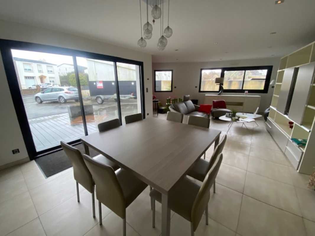 Arthur Loyd vous propose à la location un immeubl