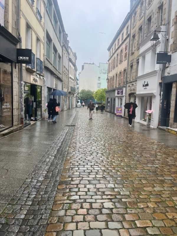 Opportunité rare à saisir à Quimper ! Locaux comm