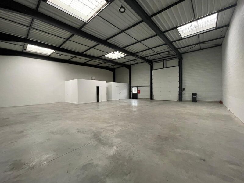 Située au sein d'un village d'entreprises implant