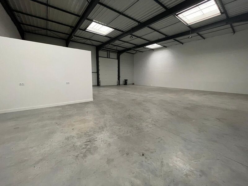 Située au sein d'un village d'entreprises implant