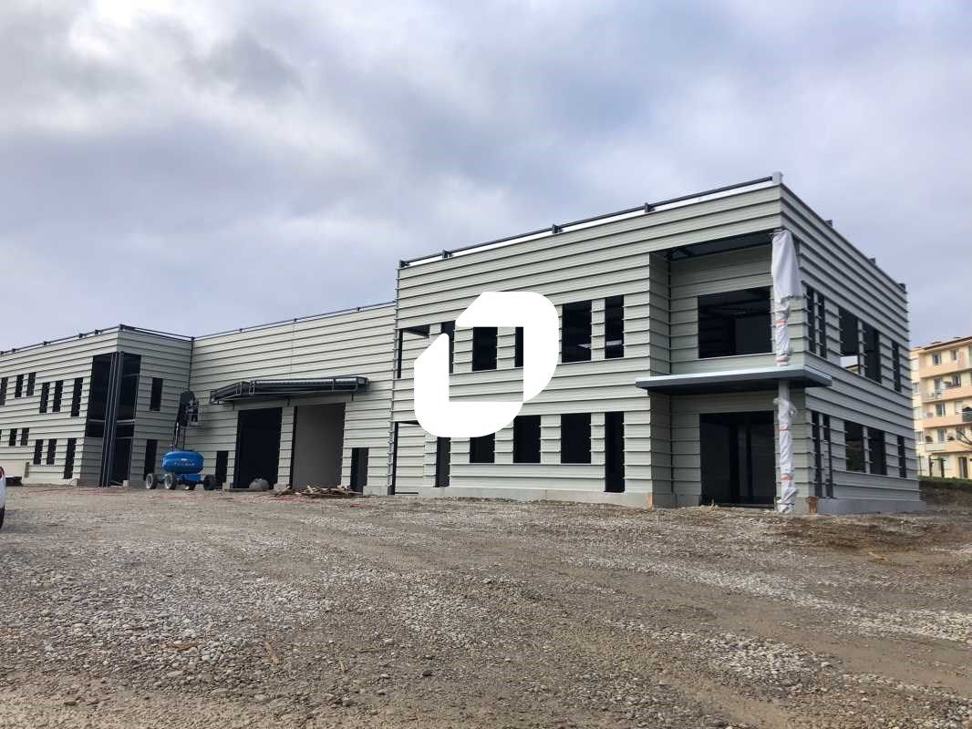 Vente entrepots 12328 m² divisibles à partir de 188 m²