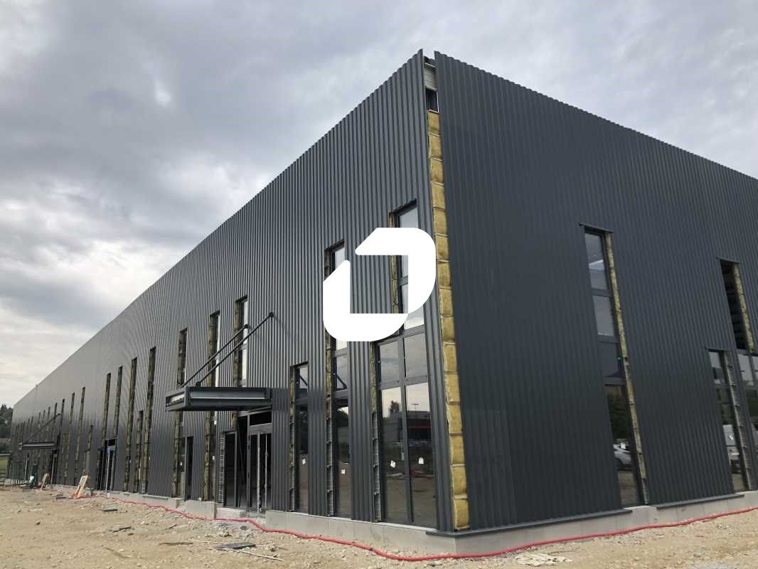 A VILLEFONTAINE, au sein d'un parc d'activités cl