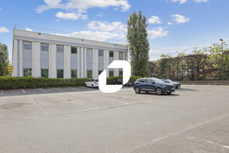 A Lisses, au pied de l'autoroute A6 et proximité 