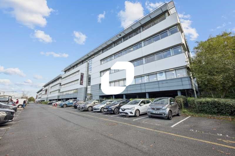 Idéalement situé au pied de la gare RER B à Orsay
