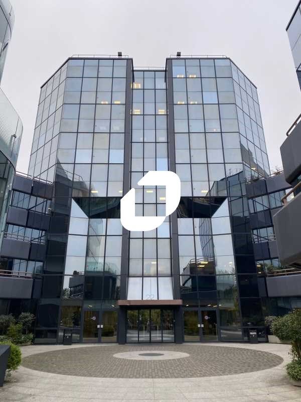 Au sein d'un bel immeuble de bureaux disposant d'