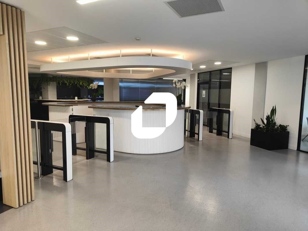 Au sein d'un bel immeuble de bureaux disposant d'